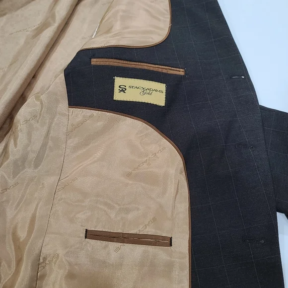 Stacy Adams Gold 2-Piece Men’s Suit With SA Engraved Gold Lapel Pin Size 46R/40R